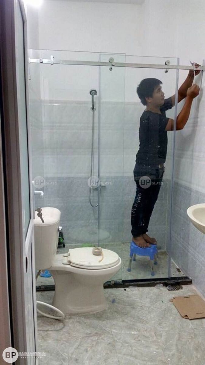 Cửa kính ngăn phòng và vách tắm kính tại Phú Nhuận HCM